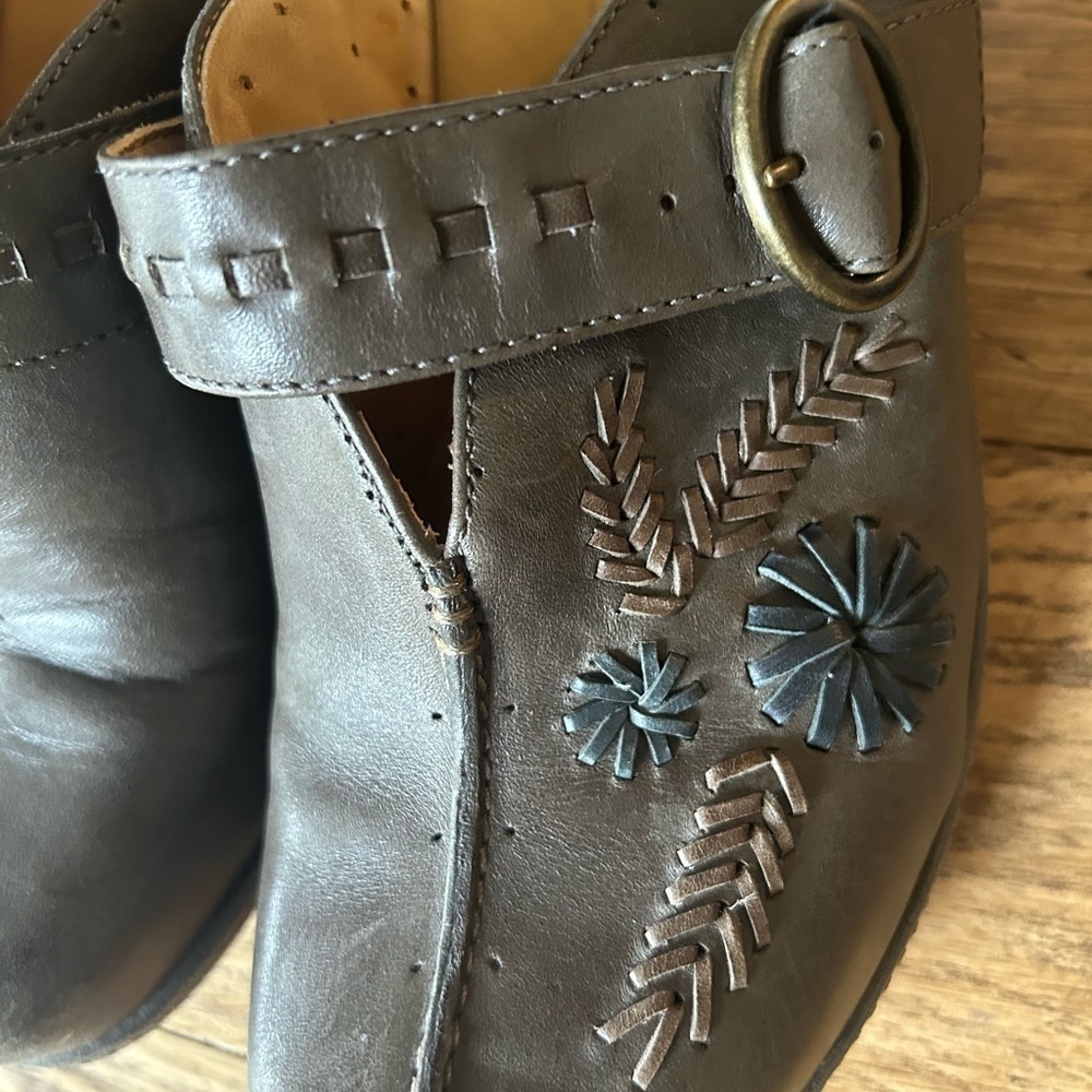 Clark's Unstructured Brown Leather Mules Clogs Stitched Blue Floral 8M - Picture 5 of 9